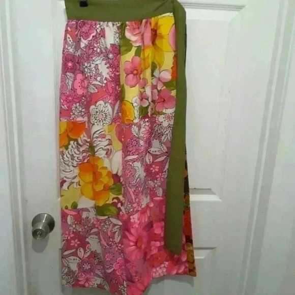 Beautiful Reversible Apron - Picture 3 of 7